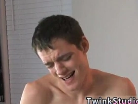 忧郁系亚裔男同志色情片 凯莱布·科尼姆初来乍到跃跃欲试 asian bl gay porn