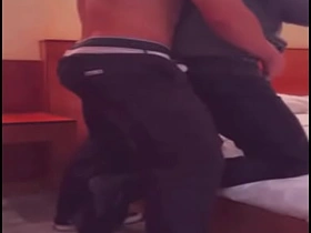 几杯酒下肚说服运动型直男尝鸡巴 skinny chinese gay porn