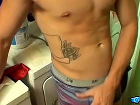 内裤骚年：凯利·库珀独舞内裤秀 高潮喷得一塌糊涂 gay tube sex videos asian