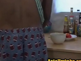 厨房里亚裔小受被攻方后入 gay porn chinese couple