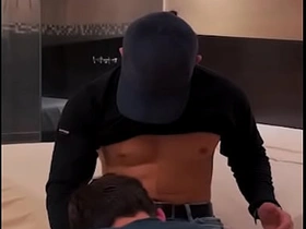 我给送气球的小哥额外小费，结果他把我操得爽翻天 chinese chubs delighted porn