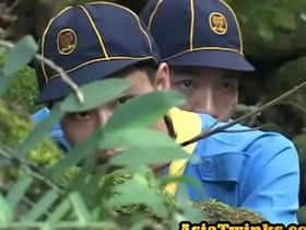 瘦亚裔侦查员口交后享受野战 korean gay porn student