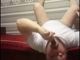 这个肥婊子正卖力嗦着鸡巴 口水横流 japan piss gay porn
