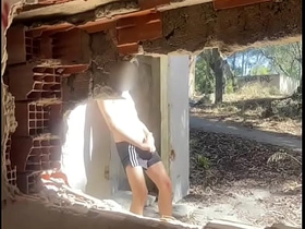 探索废弃建筑时两个业余小伙脱光衣服，其中一个开始打飞机 gay porn hot videos