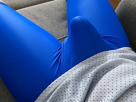 一感觉到紧身裤里的勃起我就射了 bear chinese gay porn