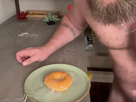 巨屌健身猛男连续射精浇灌甜甜圈 asian gay sex videos asian