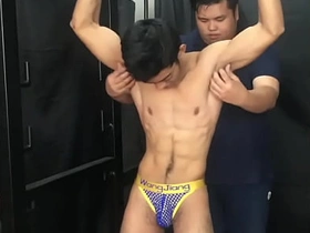亚裔怕痒男孩 hot gay creampie porn