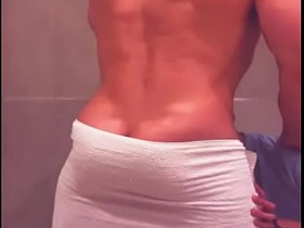看到哥们从酒吧回来洗澡 忍不住冲进淋浴间跟他搞 gay porn pinoy orgy