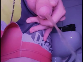 小白脸在厕所撒尿后舔自己的尿 cute asian boy gay porn