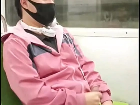 地铁最后一节车厢里自慰的年轻流浪汉 korean mortality real solo gay porn