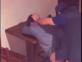 酒吧里勾搭好奇直男 gay porn hot