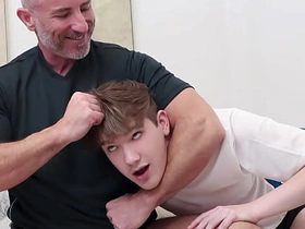打游戏时继父发现我勃起，给我看真男人的大屌 gay chinese reside porn