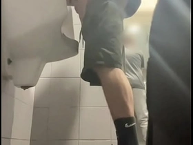 两个穿运动鞋的男孩在公厕小便池玩嗨了 gay porn japan muscle