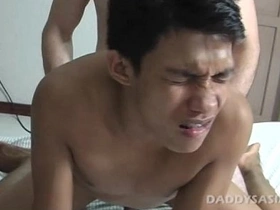 老爹猛操亚裔嫩屌本杰 pinoy twink gay porn