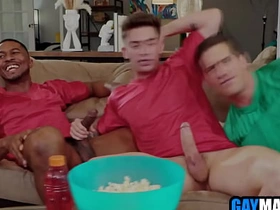 足球粉被黑白基友轮着用 asian gay fisting porn