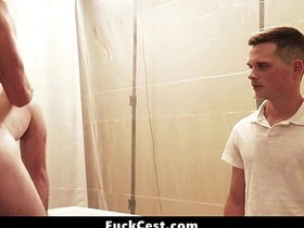 那男人毫不掩饰他青筋暴起的勃起鸡巴 - 乱伦性交 porn jubilant daddy asian