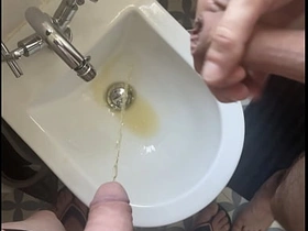 两个素人男室友 一个红发割过包皮穿内裤人字拖 一个全裸未割包皮 对着坐浴盆一起尿尿 asian gay threesome porn