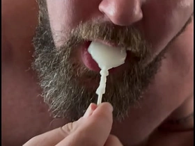 健美猛男边吃精液冰棒边多次喷发浓精 korean chubby gay porn