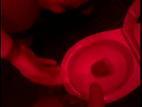 业余小帅哥在俱乐部厕所看朋友撒尿，伸手帮忙然后自己硬了... japan gay porn invoke occasion