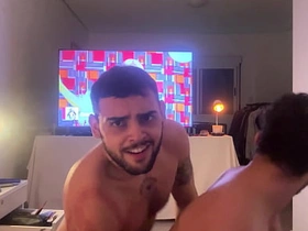 邻居看见我对着窗户打飞机就按门铃来口交 japan gay porn bdsm