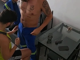 维修工来查网线却把鸡巴插进来 gay asian family porn