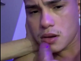 给年轻小伙口交射他满嘴 luke asian gay porn