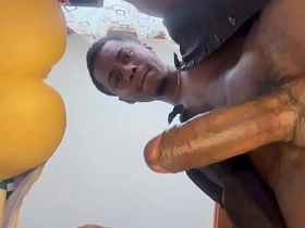 老爹边吐口水边用飞机杯撸他那根大屌，最后射了 japanese straight gay porn