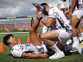 第一次无套群P和足球队友训练后乱搞 asian gay army sex videos