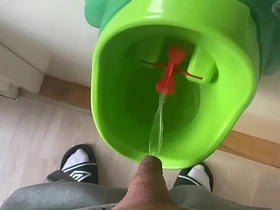 鸡巴小的男人只能蹲着尿尿 gay porn japan cum