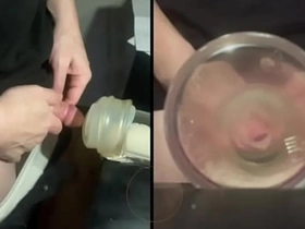 朋友帮忙往飞机杯里撒尿 第一视角 gay porn fuck asian