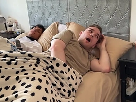 别出声，别让你继兄发现！- 与大鸡巴纹身拉丁小鲜肉3P gay chinese porn twink