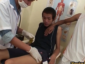 亚洲嫩男与医生3P口交后射精 japanese donjon gay porn