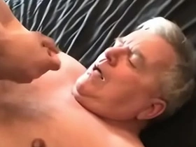 年轻亚裔射精在老爹脸上 gay muscle porn japan