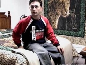 Vinnie给毛茸茸直男Paulie吹箫 japanese gay porn fisting
