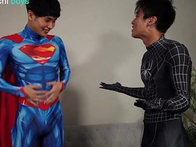 超人×蜘蛛侠——紧身乳胶英雄制服 skinny korean gay porn