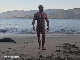 肌肉男裸体海滩群交 chinese gay outside porn