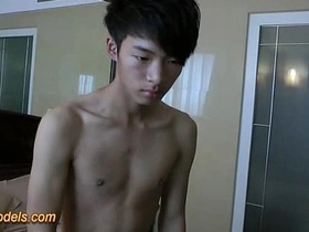 可爱亚洲嫩男淋浴后打手枪 porn gay teen korean