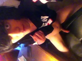 嫩0用光滑鸡巴磨椅子 隔着涤纶T恤手淫 gay muscle korean porn