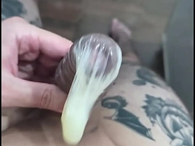 装满精液的安全套 - 想喝这杯奶吗？ japan gay hot porn