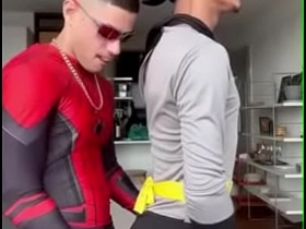 蝙蝠女骑在蜘蛛侠的鸡巴上 asian gay masti sex videos