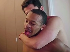 埃里克·霍尔的巨屌无套狂操法老吞精者 asian muscle man gay porn