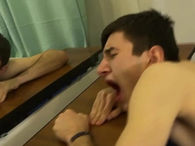 可爱摔跤少年训练时发情，直接在地板上开干——最后射进对方嘴里 asian gay teen sex videos