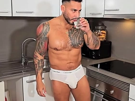 BlakeMason: 纹身美男厨房里吞吐Viktor Rom的巨雕 gay asian boys sex videos