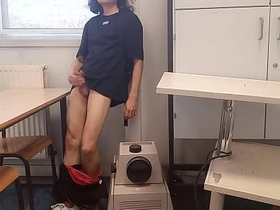 在学校射精 发情学生嫩0撸动光滑鸡巴在教室课桌上冒险喷精 Jon Arteen大学自慰拍摄火热单人基片 gay japanese father and son porn