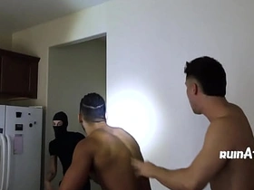 小白脸想偷东西却撞上硬茬 chinese cub gay porn