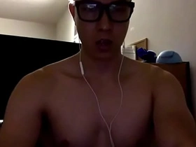 戴眼镜的饥渴亚裔在浴室射精 gay porn japanese hunk